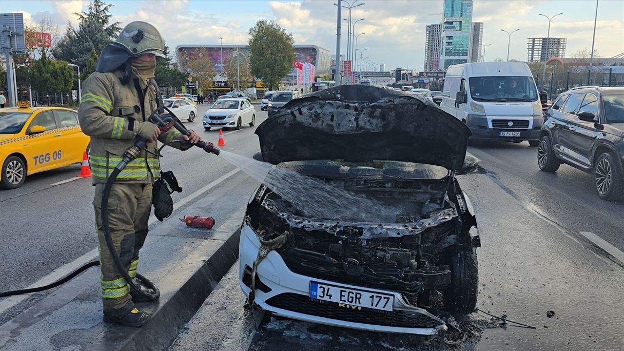 Beylikdüzü'nde Seyir Halindeki Araçta Yangın Çıktı