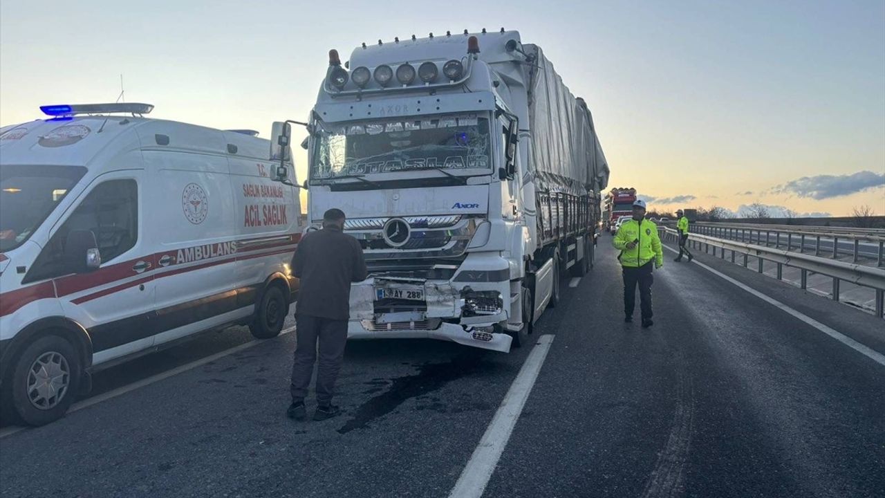 Bilecik'te İşçi Servisine Çarpan Tır Kazasında 10 Kişi Yaralandı