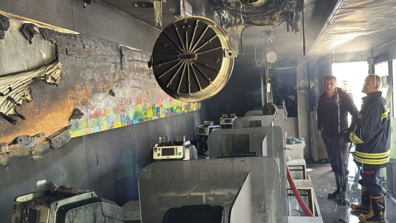 Bingöl'de Banka Mobil Tırında Yangın Çıktı