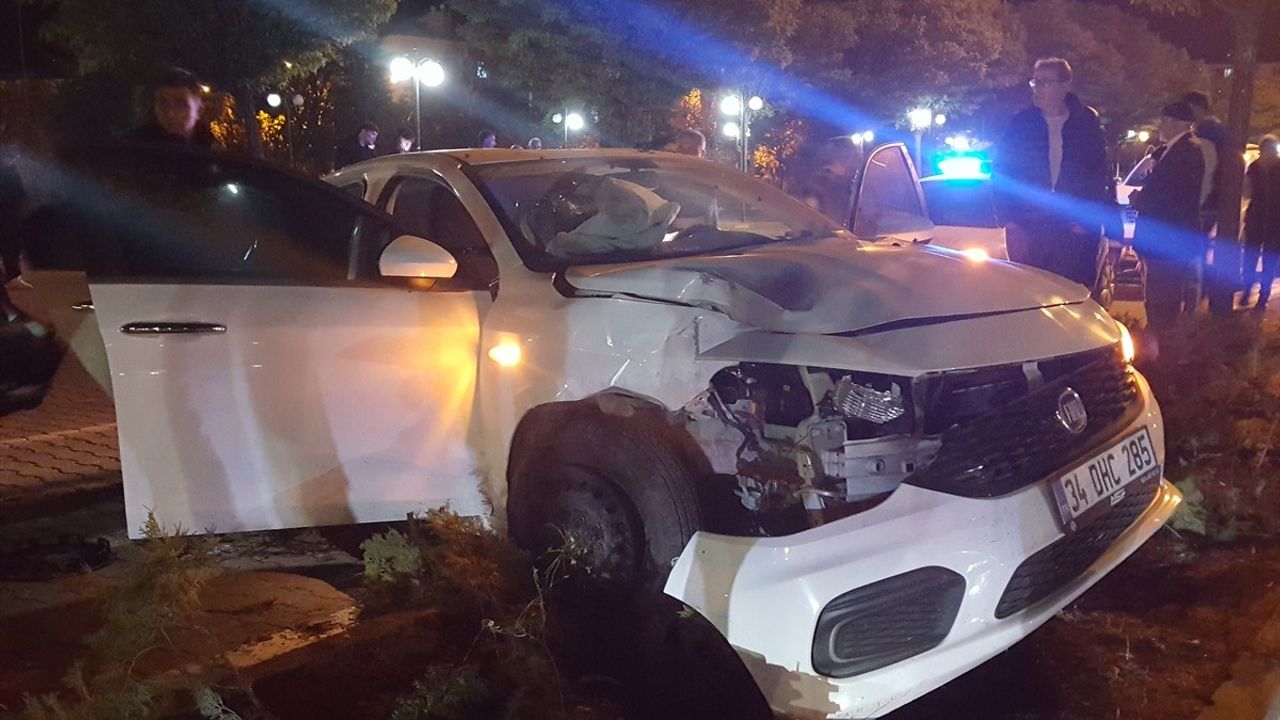 Bingöl'de İki Otomobil Çarpıştı: 2 Yaralı