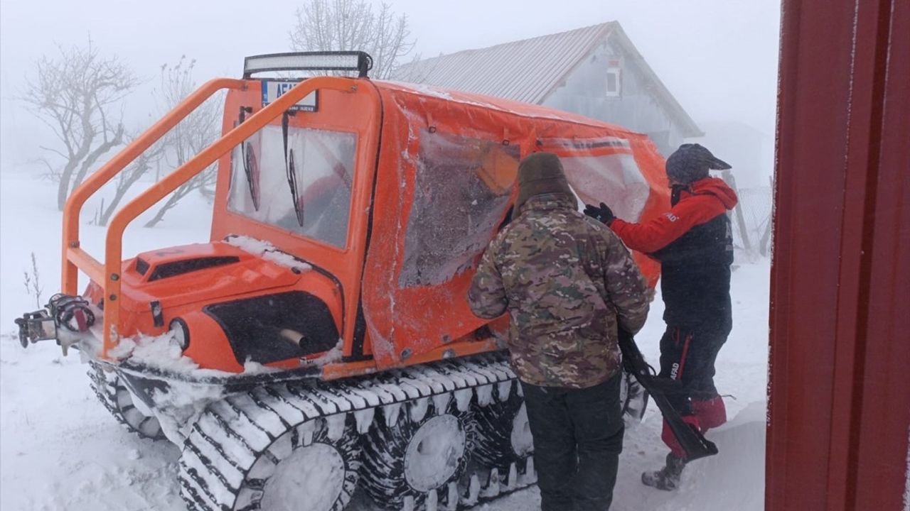 Bolu'da Kar Nedeniyle Mahsur Kalan 9 Kişi Kurtarıldı, Diğer Gruba Ulaşma Çalışmaları Sürüyor
