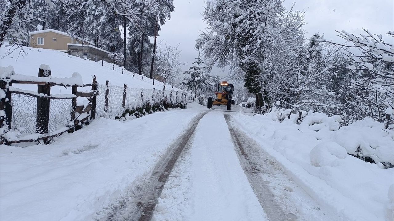 Bolu ve Bartın'da Kar Nedeniyle Kapanan 150 Köy Yolu Ulaşıma Açıldı