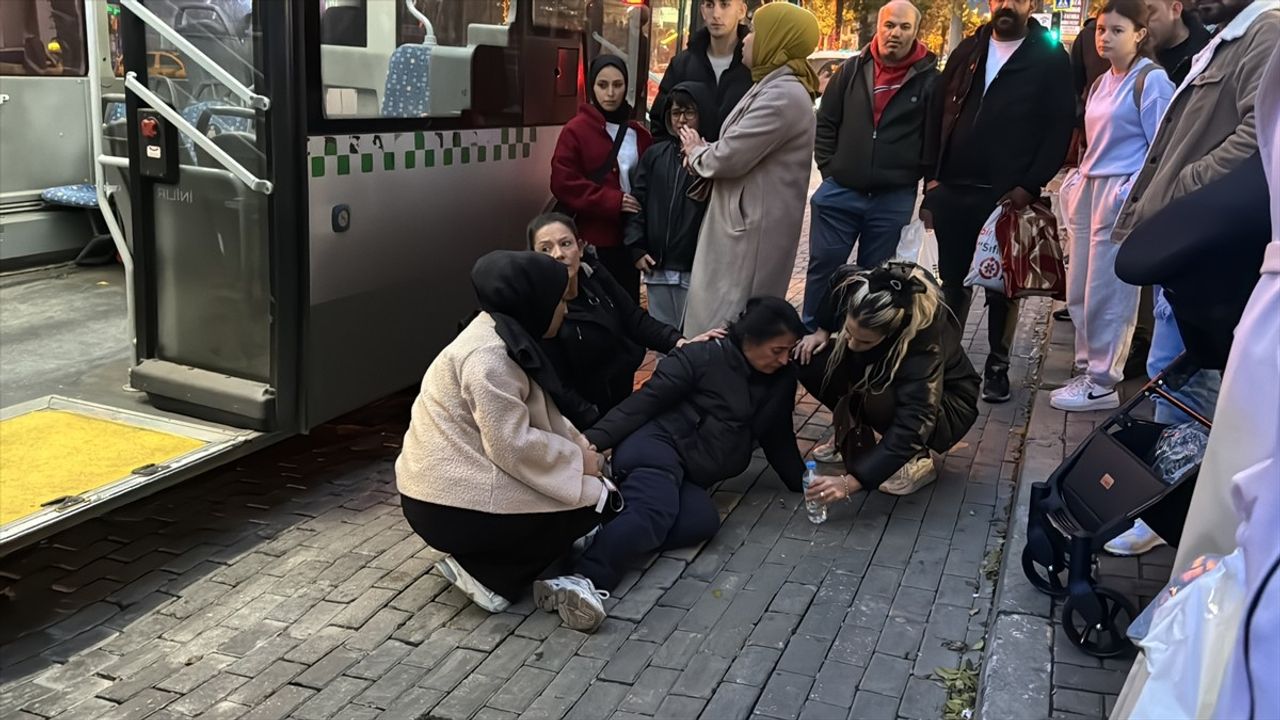 Bursa'da Halk Otobüsünde Bıçaklanan Kadın Hastaneye Kaldırıldı