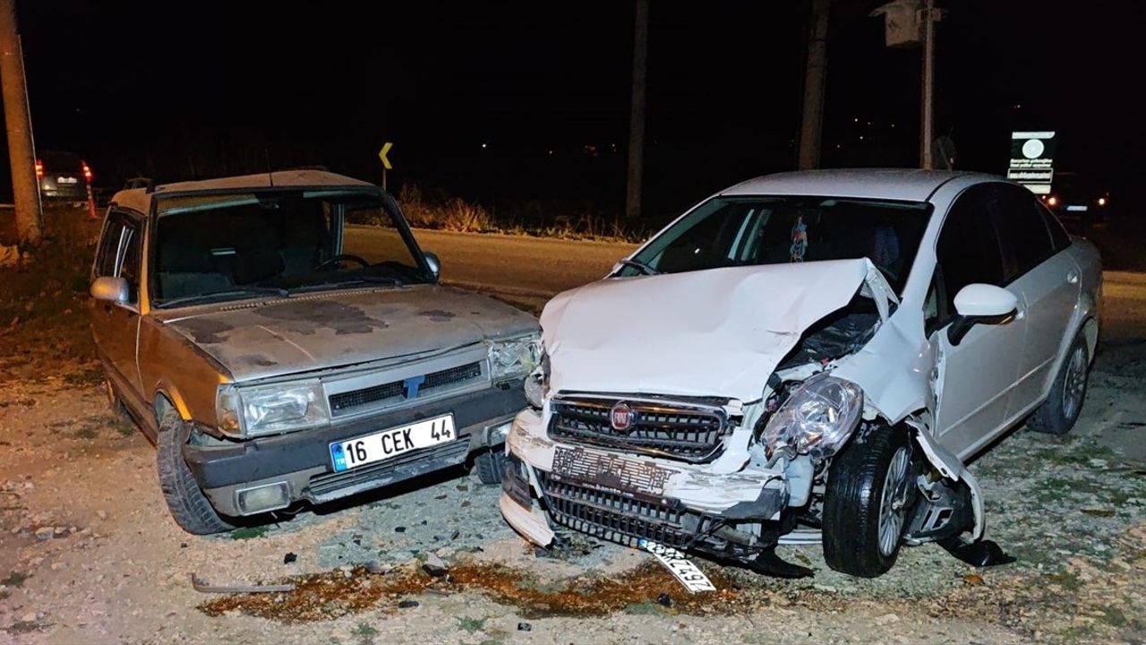 Bursa'da İki Otomobilin Çarpışması: 6 Yaralı