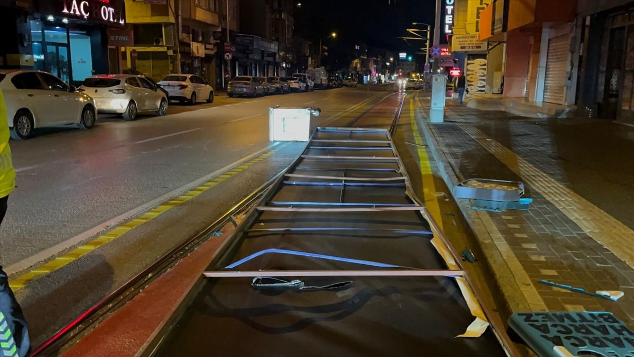 Bursa'da Şiddetli Fırtına, Ağaçlar ve Çöp Konteynerlerine Zarar Verdi, Araçlarda Hasar Oluştu