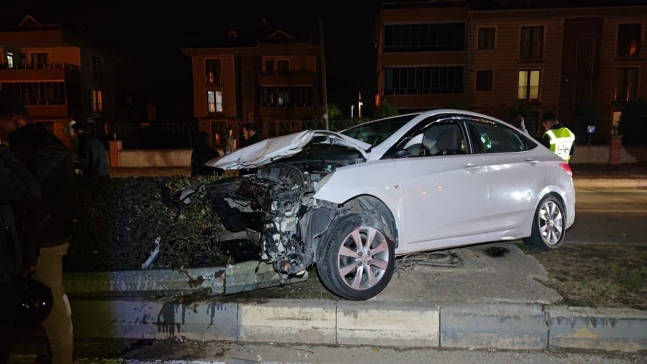 Bursa İnegöl'de İki Otomobil Çarpıştı: 4 Yaralı