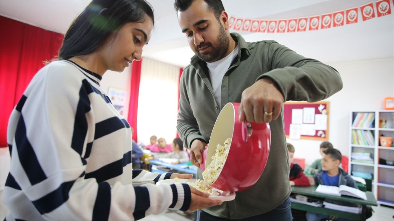 Buse Öğretmen, Herekol Dağı eteklerindeki okulda çocukları geleceğe hazırlıyor