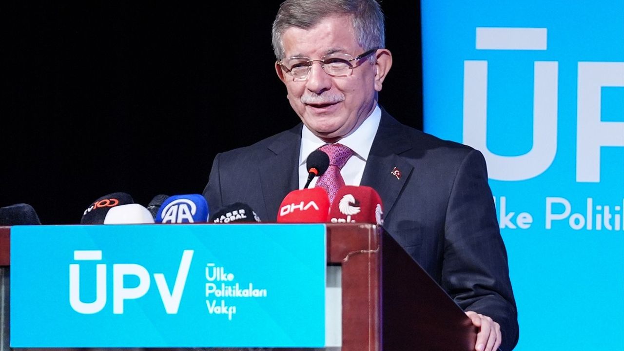 CHP Genel Başkanı Özgür Özel, Demokrasi Yoluna Dönüş Forumu'nda Kayyum Politikalarına Dikkat Çekti