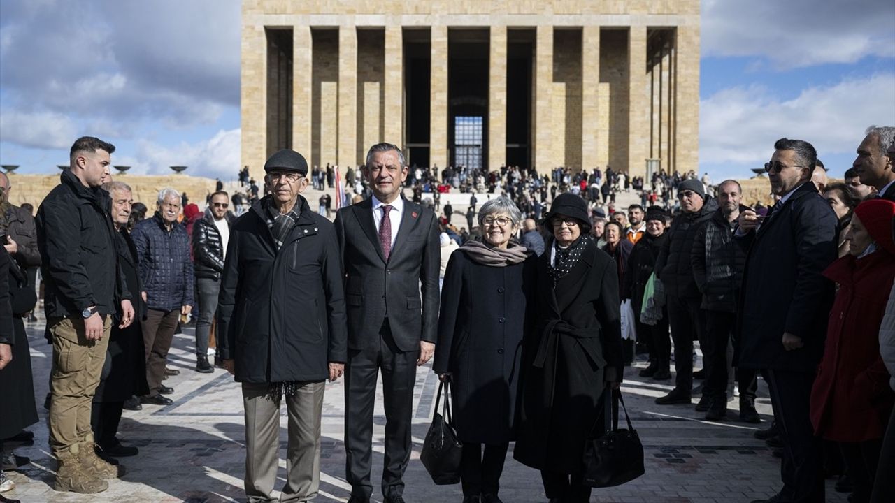 CHP Genel Başkanı Özgür Özel, Öğretmenler Günü'nü Anıtkabir'de Kutladı