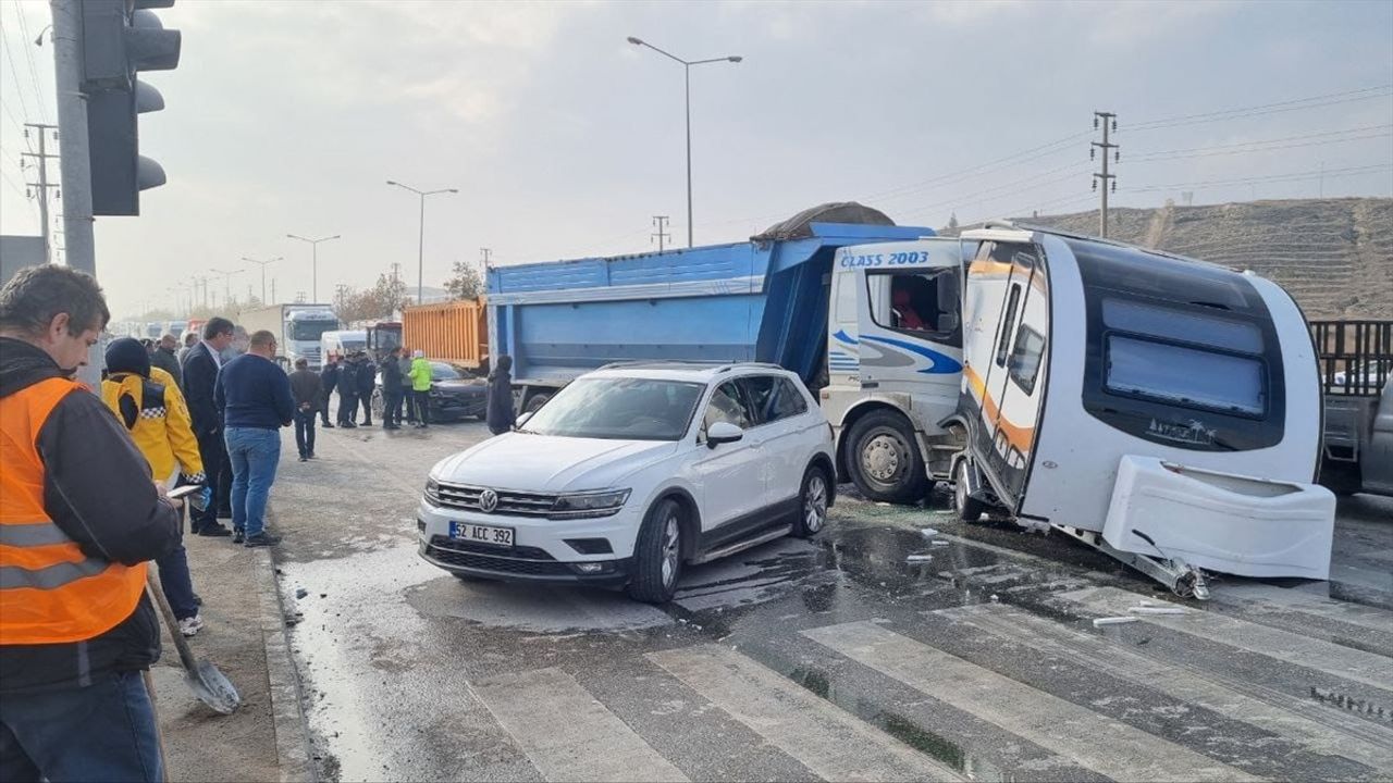 Çorum'da Kırmızı Işıkta Bekleyen Araçlara Çarpan Kamyonda İki Yaralı