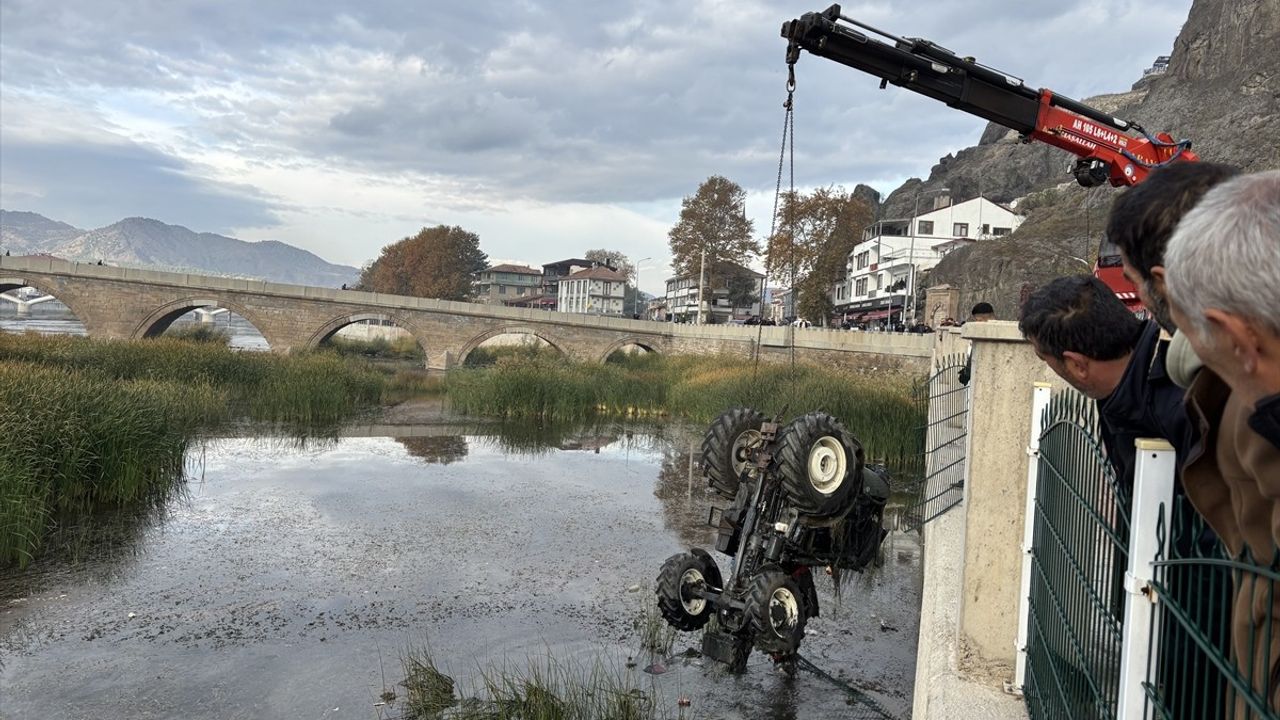 Çorum'da Kızılırmak Nehri'ne Düşen Traktörün Sürücüsü Yaralandı