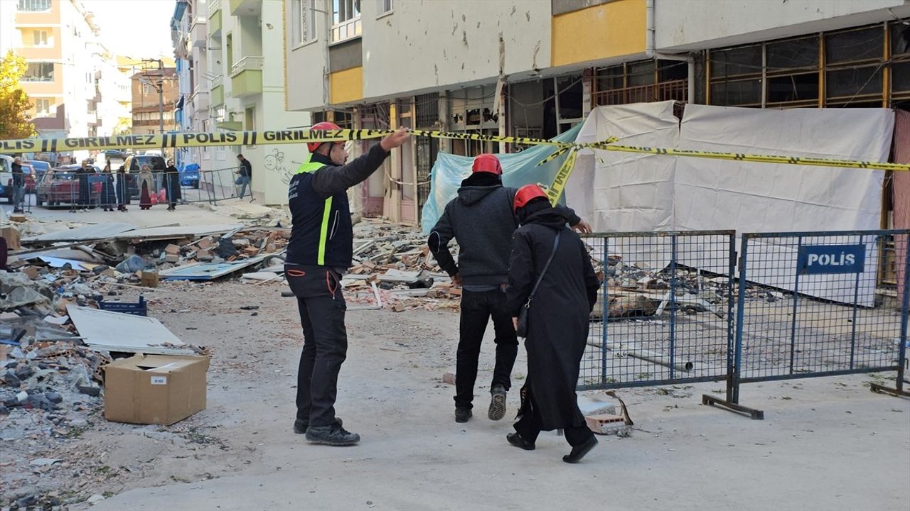 Çorum'daki Patlamada Akıncı Apartmanı'nda Hasar Tespit Edildi