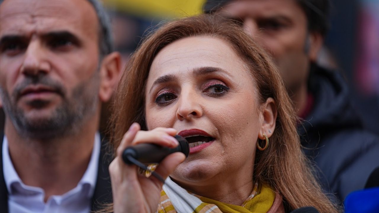 DEM Parti Sözcüsü Ayşegül Doğan, Sancaktepe'de 'Kayyum Değil Demokrasi Buluşması'na Katıldı