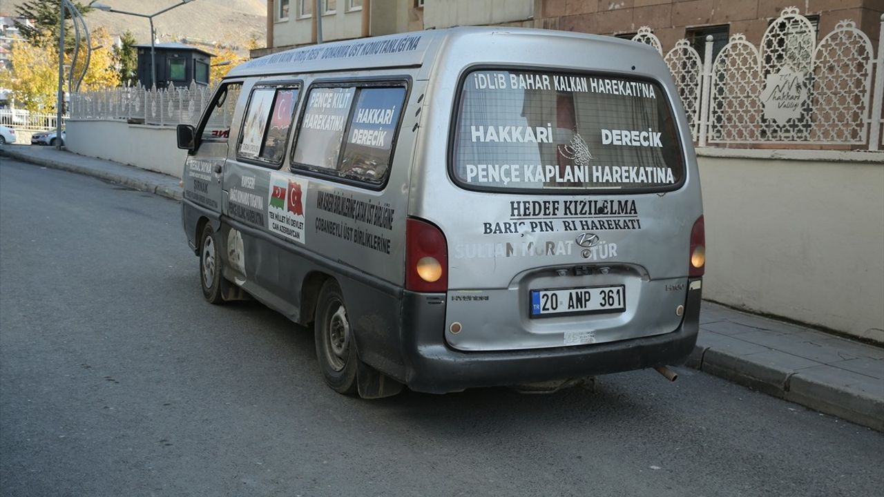 Denizlili Elmacı Dede, Hakkari'deki Askerlere 1 Ton Elma Teslim Etti