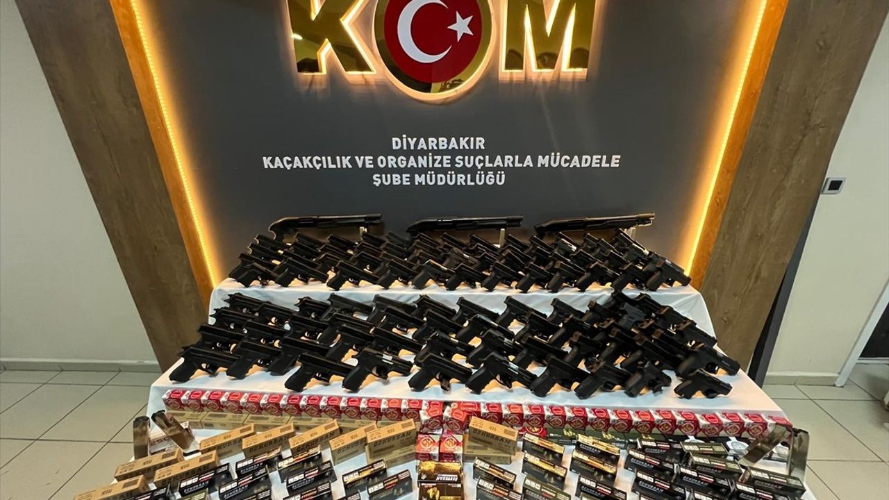Diyarbakır'da Kaçak Silah Operasyonu: 14 Ruhsatsız Tabanca ve Çok Sayıda Kurusıkı Ele Geçirildi