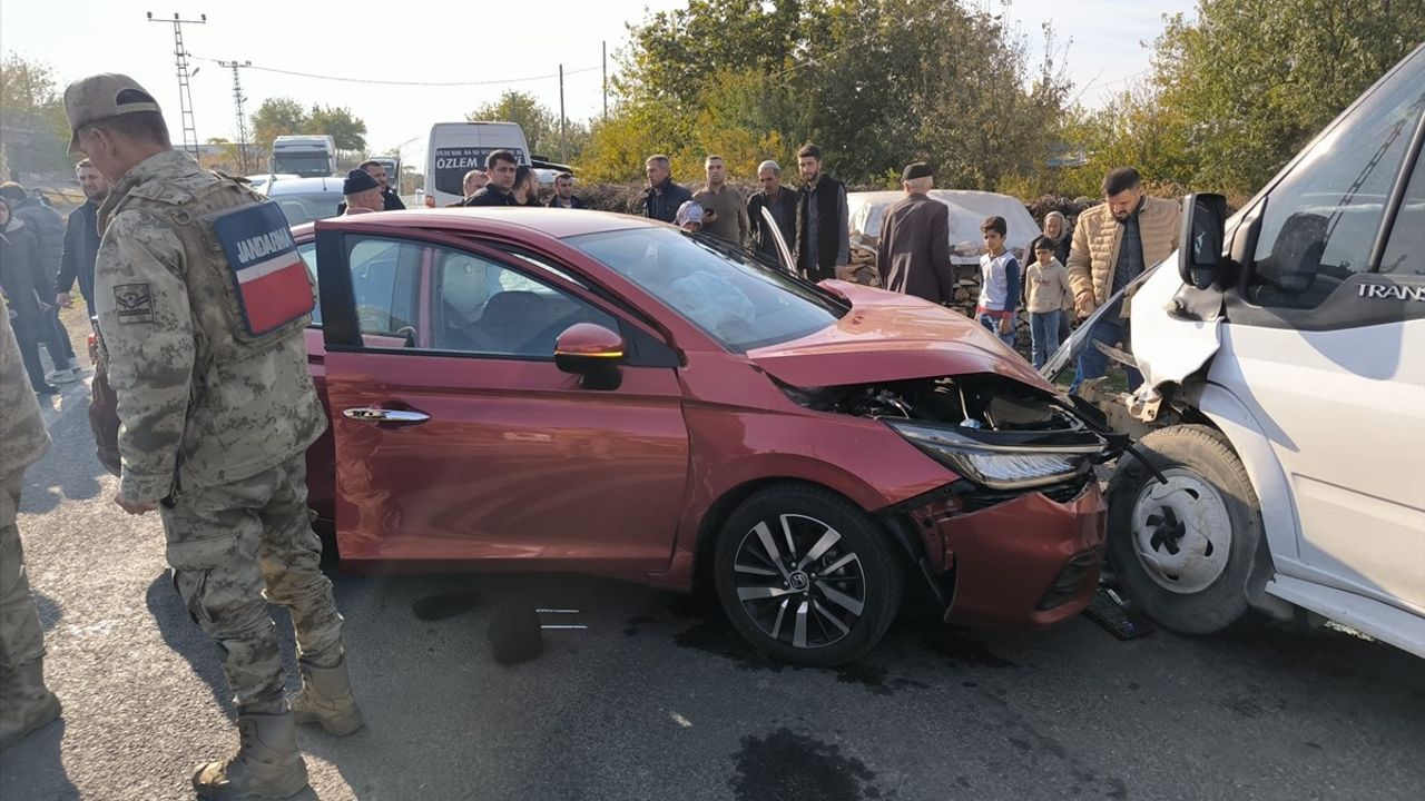 Diyarbakır'da Minibüs ile Otomobil Çarpıştı: 13 Yaralı