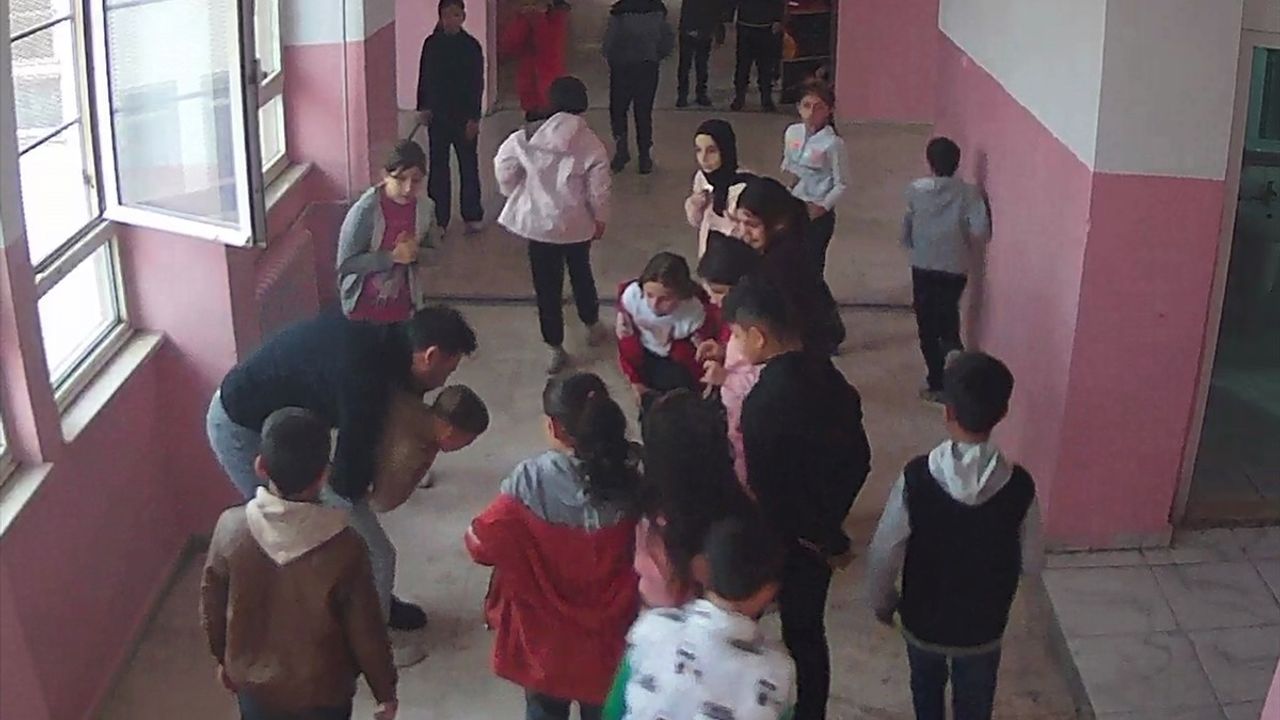 Diyarbakır'da Öğretmen, Heimlich Manevrası ile Öğrencisini Kurtardı