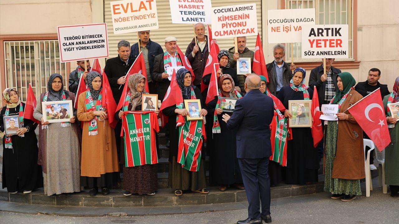 Diyarbakırspor Kulübü Başkanı Akyol, Evlat Nöbeti Tutan Anneleri Ziyaret Etti