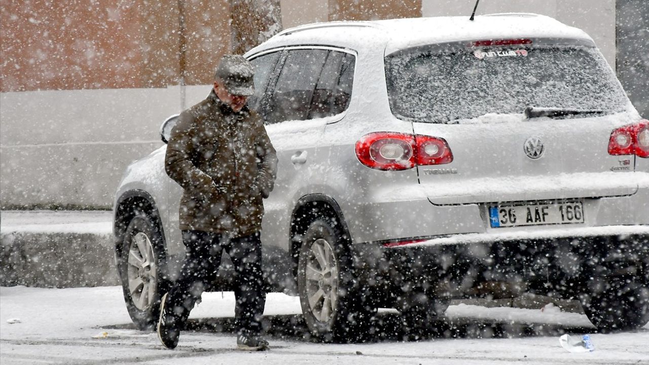 Doğu Anadolu'da Dondurucu Soğuklar Etkili, Kar Yerini Soğuk Havaya Bıraktı