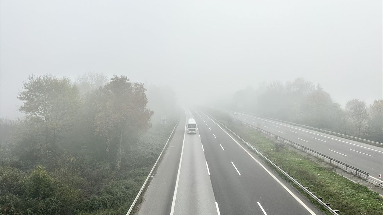 Düzce'de Sis, Anadolu Otoyolu'nda Görüş Mesafesini Düşürdü