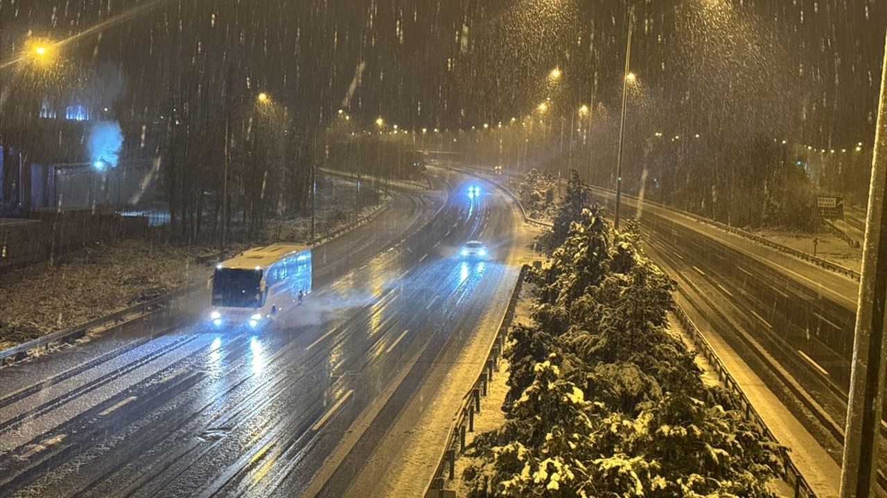 Düzce'de Yoğun Kar Yağışı Sürücüleri Zorluyor