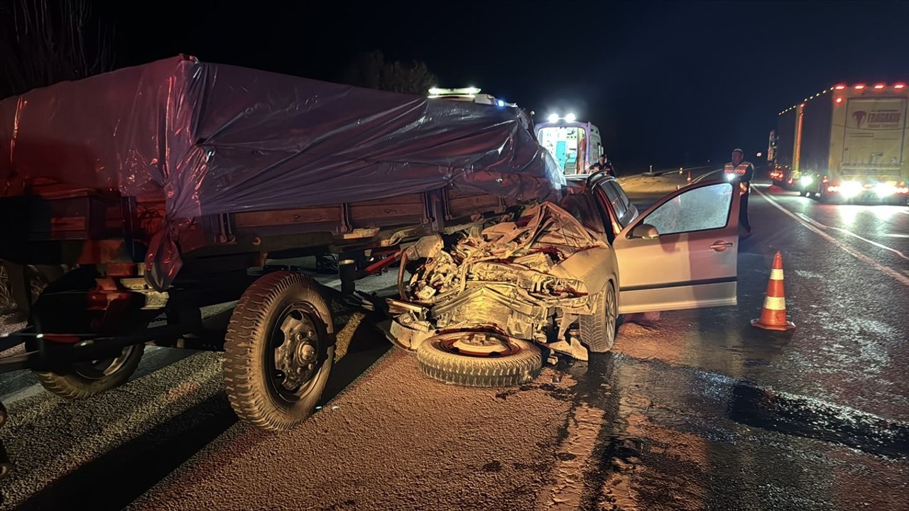 Edirne'de traktör römorkuna çarpan otomobilde 1 ölü, 1 yaralı