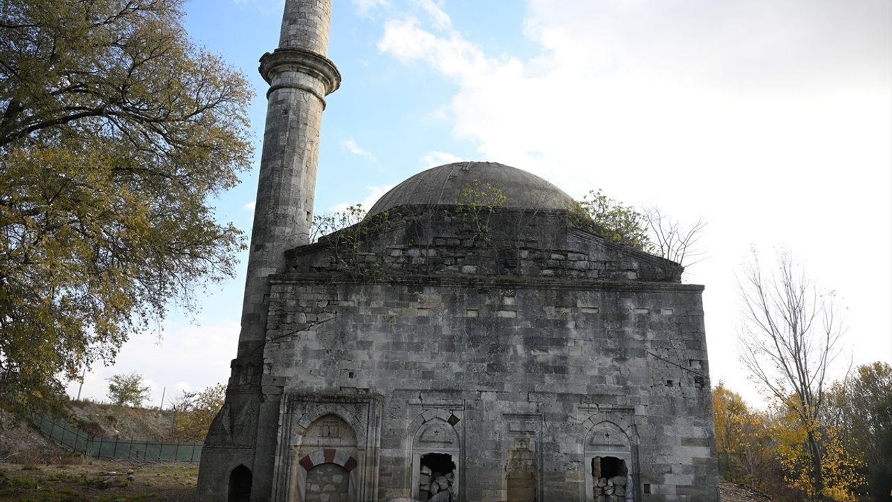 Edirne'deki Tunca Kenarındaki Yalı Camisi'nin Restorasyon Çalışmaları Başladı