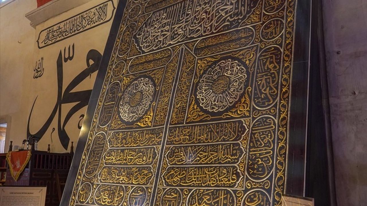 Edirne Eski Cami'de Kabe'nin Kapı Örtüsü Sergileniyor