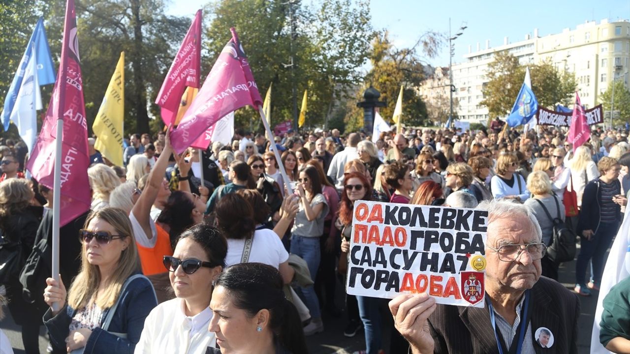 Eğitim Çalışanları Belgrad'da Hükümetin Zam Teklifine Tepki Gösterdi