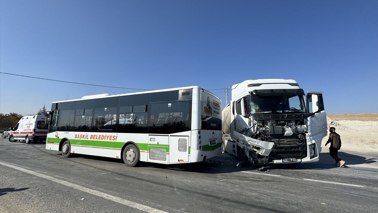 Elazığ'da Halk Otobüsü ile Tır Çarpıştı: 6 Yaralı