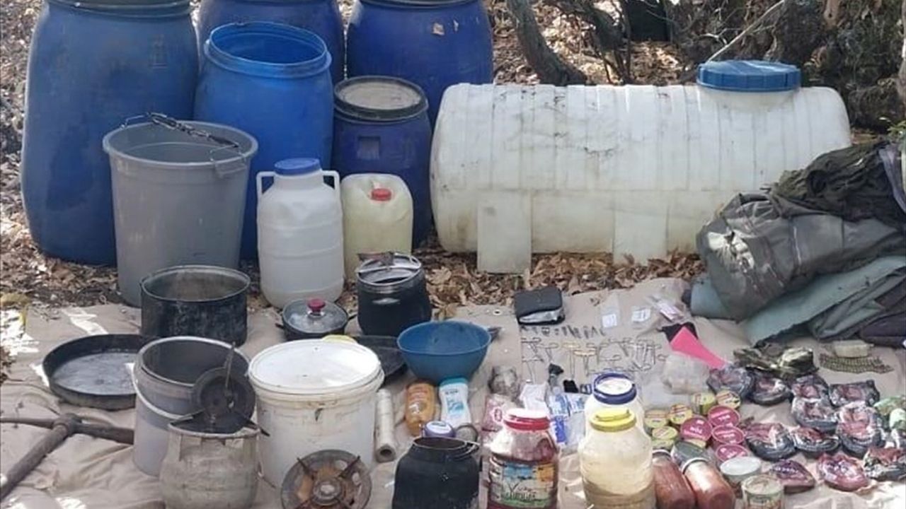 Elazığ'da PKK'ya Ait Sığınaklarda Yaşam Malzemeleri Ele Geçirildi