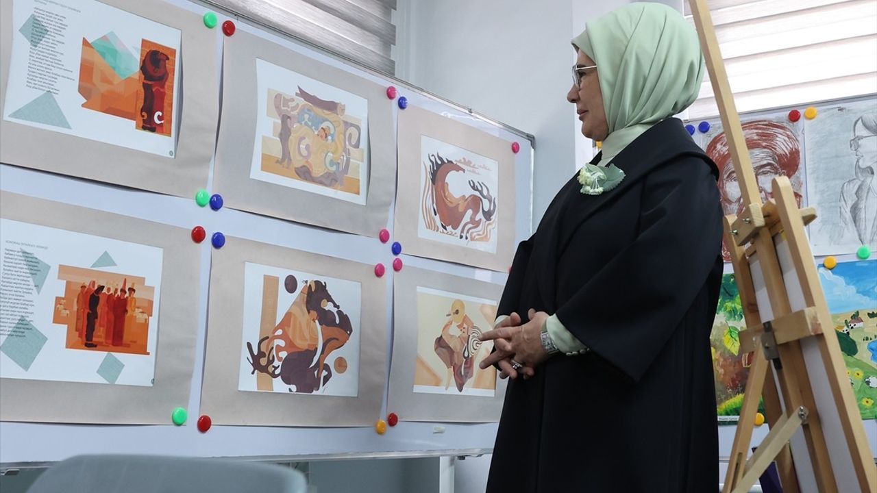 Emine Erdoğan ve Aygül Caparova, Bişkek'te Türkiye Maarif Vakfı'nı Ziyaret Etti