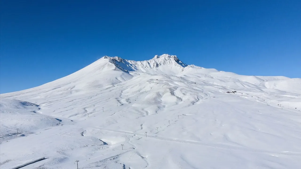 Erciyes Kayak Merkezi Kar Yağışı ile Beyaza Büründü