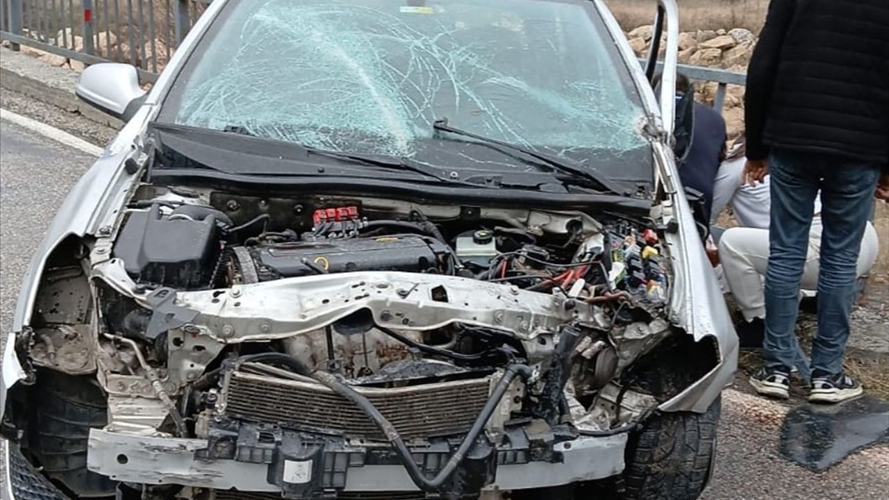 Erzincan'da Köprü Kaza Yapan Otomobilde Anne Hayatını Kaybetti, Aile Üyeleri Yaralandı