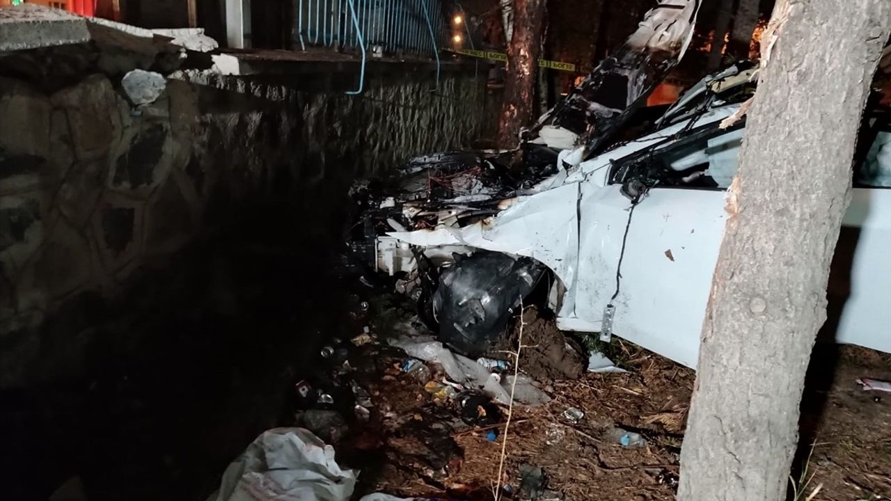 Erzurum'da Eski Hastane Bahçesine Düşen Otomobilde 3 Kişi Hayatını Kaybetti