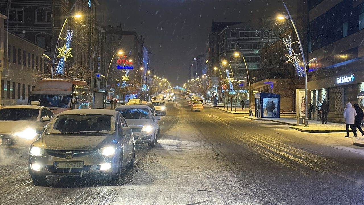 Erzurum'da Kar Yağışı Şehri Beyaza Bürüdü