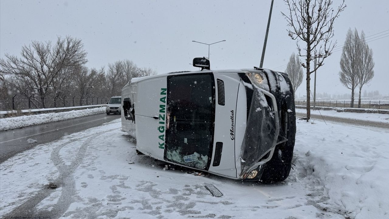 Erzurum'da Minibüs Aydınlatma Direğine Çarptı: 8 Yaralı