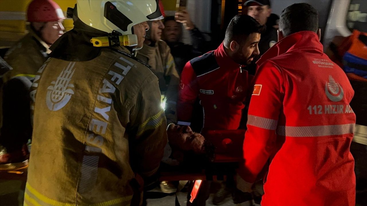 Esenyurt'ta Tır Altında Kalan Otomobilin Sürücüsü Yaralandı
