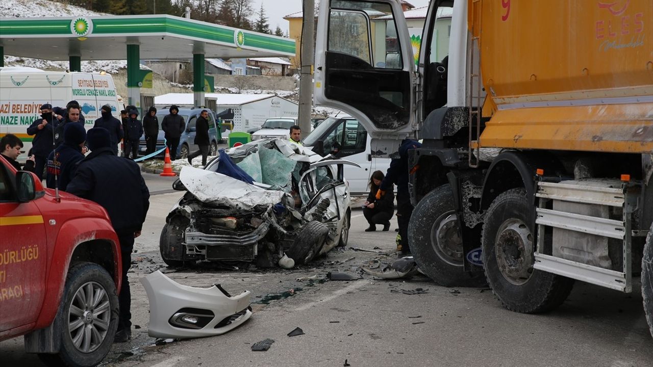 Eskişehir'de Hafriyat Kamyonuyla Çarpışan Otomobilin Sürücüsü Hayatını Kaybetti