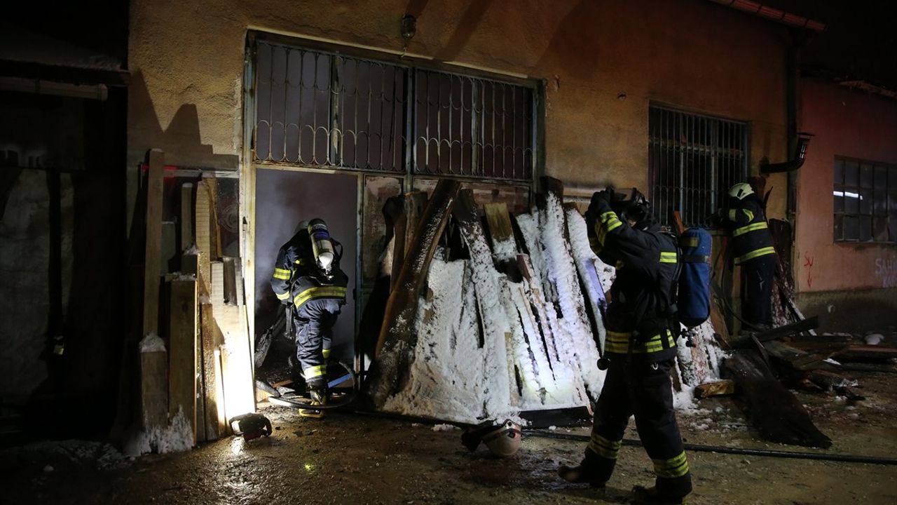 Eskişehir'de Mobilya Atölyesinde Yangın: Hasar Oluştu