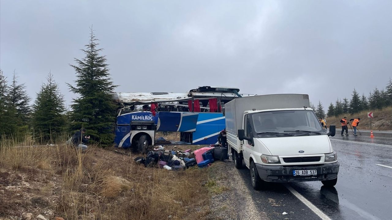 Eskişehir'de Yolcu Otobüsü Devrildi: 1 Ölü, 30 Yaralı