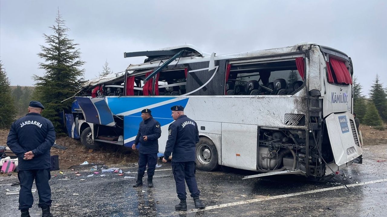 Eskişehir'de Yolcu Otobüsü Devrildi: 1 Ölü, 30 Yaralı