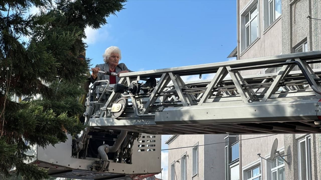 Fatih'te Yangın: 5 Kişi İtfaiye Ekiplerince Kurtarıldı