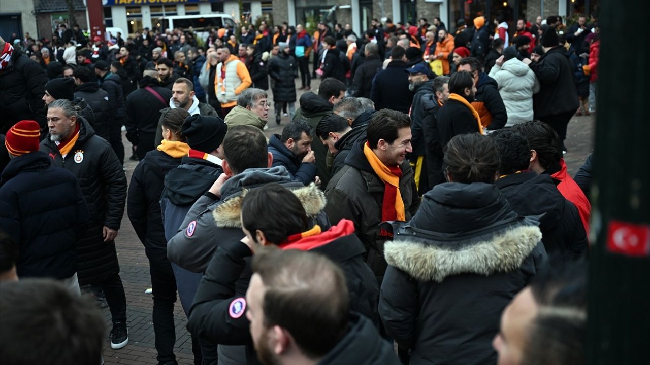 Galatasaraylı Taraftarlar, AZ Alkmaar Maçı İçin AFAS Stadı'na Gitti