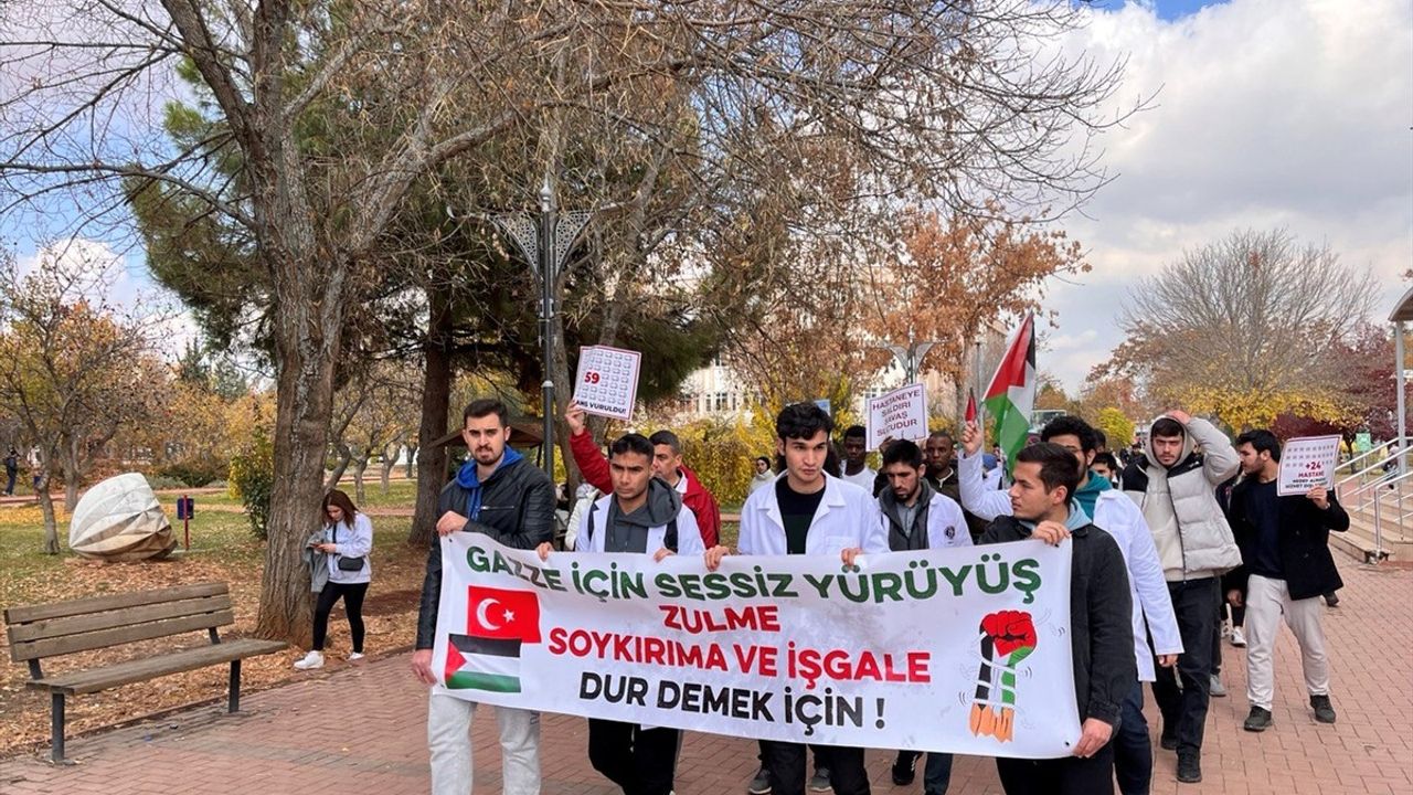 Gaziantep Üniversitesi'nde Filistin'e Destek İçin Sessiz Yürüyüş Düzenlendi