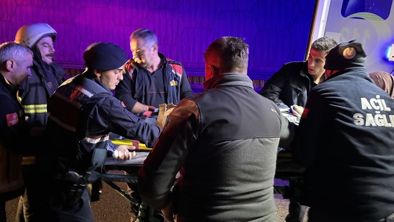 Gerze'de Hafif Ticari Araç Bariyere Çarparak Devrildi: Sürücü Yaralandı