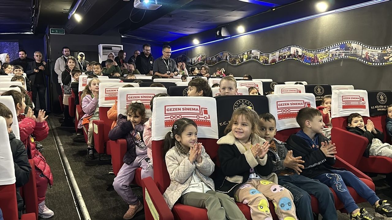 Gezen Sinema Tırı, Düzce'deki Köy Okullarına Sinema Keyfini Taşıyor