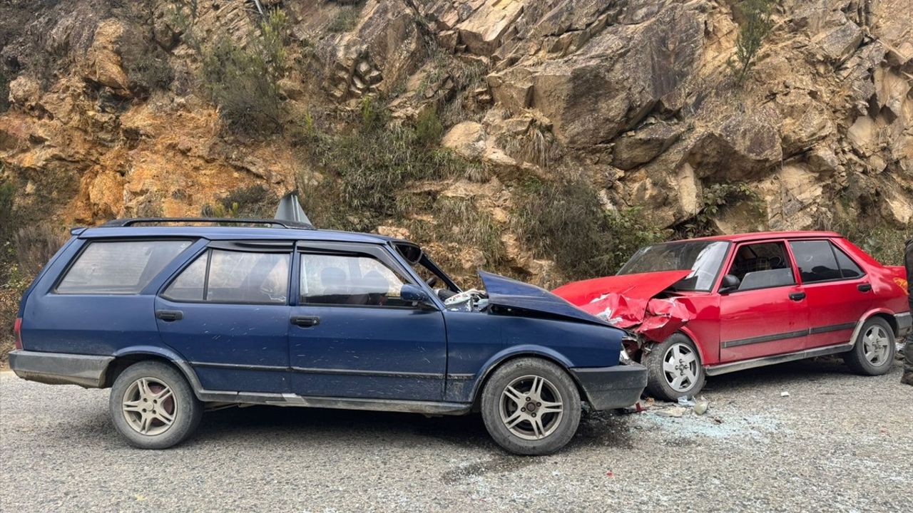 Giresun'da İki Otomobilin Çarpıştığı Kazada 6 Kişi Yaralandı