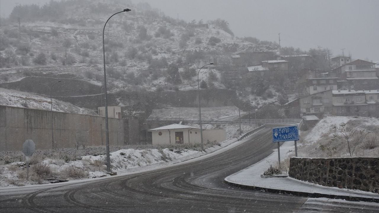 Gümüşhane ve Giresun'da Kar Yağışı Ulaşımı Olumsuz Etkiledi