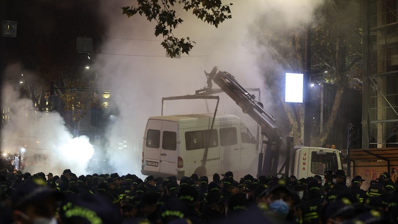 Gürcistan'da Seçim Sonuçlarına Tepki Gösteren Göstericilerin Kapattığı Cadde Polis Tarafından Açıldı